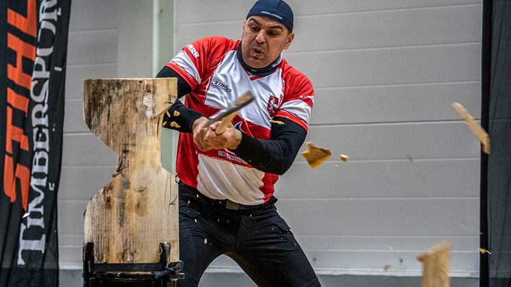 Michal Dubicki, som konkurrerte på trygg avstand i Polen, dominerte i grenen Standing Block Chop.