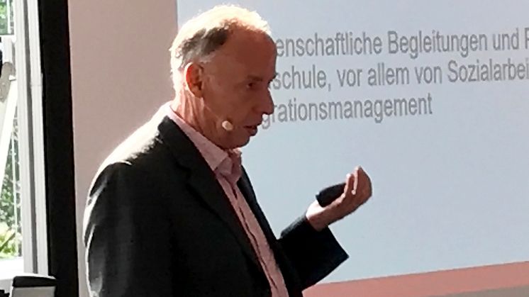 Prof. Dr. Michael Nagy bei seinem Vortrag bei der Vollversammlung der Behindertenfanbeauftragten der Deutschen Fußballiga (DFL) in Köln.