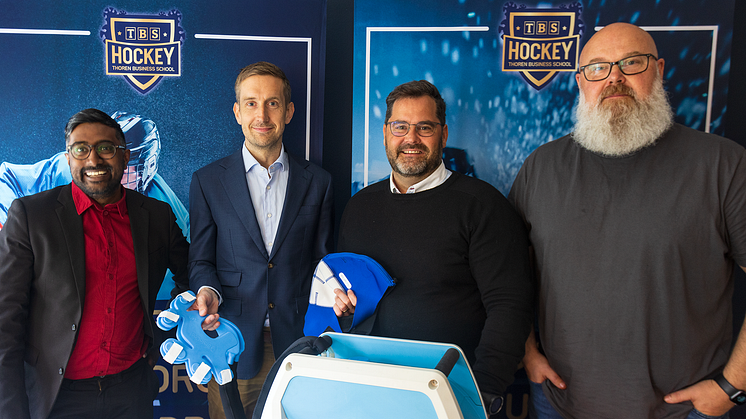 Samuel Holmlund, rektor för TBS Umeå, Erik Andersson, PolarCool samt TBS tränarduo Patrik Rainersson och Tomas Sandlin. 