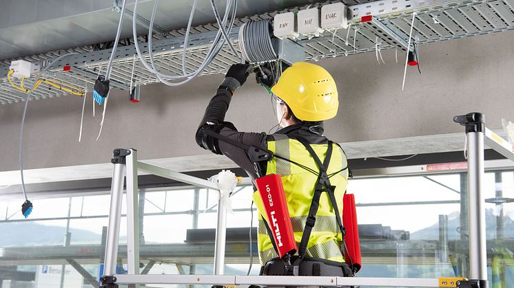 Eksoskjellettet Hilti Exoskeleton EXO-01 gir ekstra styrke og utholdenhet, spesielt til arbeid over brysthøyde.