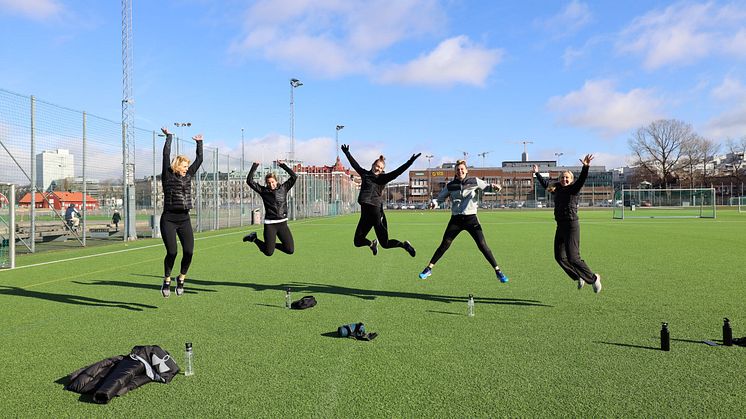 Hälsa och friskvård står i centrum hos Wallenstam. Under förra året arrangerades hela 189 gruppträningspass med löpning, yoga och cirkelträning för personalen.