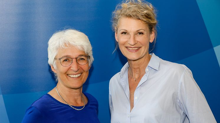 Olympiasiegerin und Weltmeisterin im Hochsprung Heike Henkel (r.) ist neue Osteopathie-Botschafterin. VOD-Vorsitzende Prof. Marina Fuhrmann (l.) freut sich über diese Kooperation.