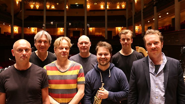 Från vänster: Hans Ek, Magnus Öström, Iiro Rantala, Dan Berglund, Marius Neset, Verneri Pohjola och Johan Lindström. Foto: Burkhard Hopper