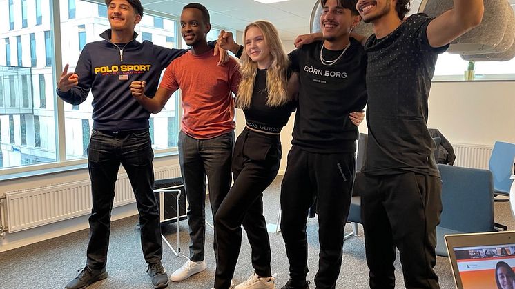 TBS-Örebro-eleverna Ida Kamisevic, Padasht Sherwan Rostam, Zeebrain Khan, Ayuub Nur och Nedmedin Ismaili firar EM-guldet i tyska klädjätten Zalandos innovationstävling. Förstapriset blir att besöka huvudkontoret i Berlin.