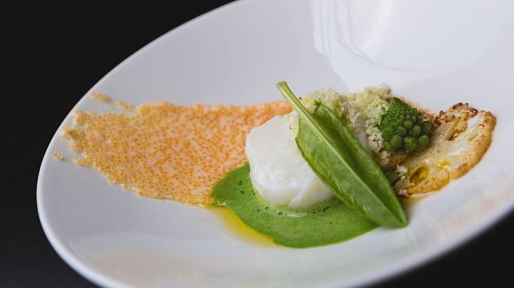 Nils Henkels Gericht für den Kronprinzen. Pochierter Skrei, Blumenkohl mit Nussbutter, Löjromkaviar und Sauerampfer.