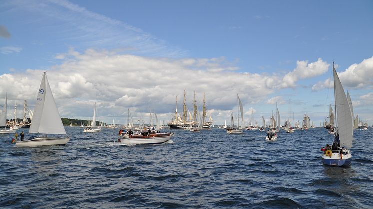 Reges Treiben auf der Kieler Förde zur Windjammerparade.