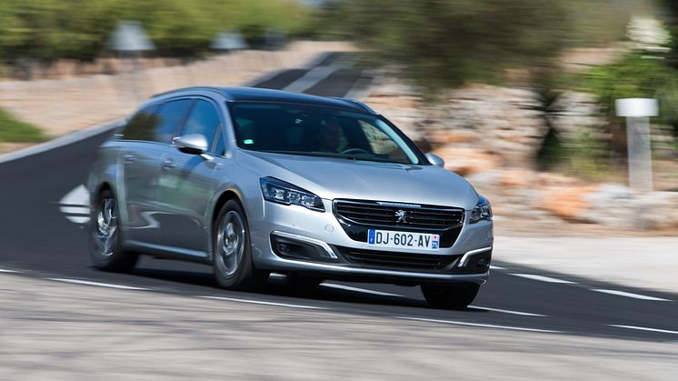 Sverigepremiär för sportigt eleganta Peugeot 508 -nytt utseende, klassledande förbrukning och nya automatlådor