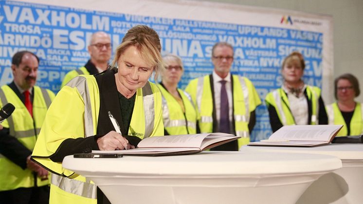 Marie-Louise Forsberg-Fransson undertecknar "En Bättre Sits Storregional systemanalys" i Citybanan 11 november 2016