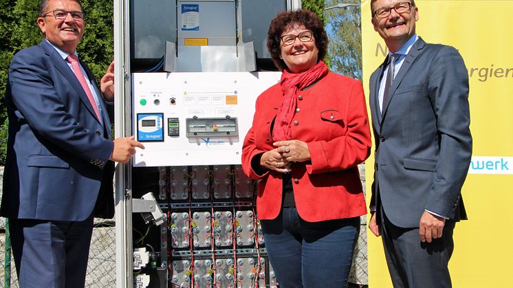 Bayerns Wirtschaftsstaatssekretär Franz Josef Pschierer, Osterhofens Bürgermeisterin Liane Sedlmeier und Bayernwerk-Vorstandsvorsitzender Reimund Gotzel (v.l.) am Montag vor dem Schrank mit dem Batteriespeicher zum Test in Langeniserhofen.