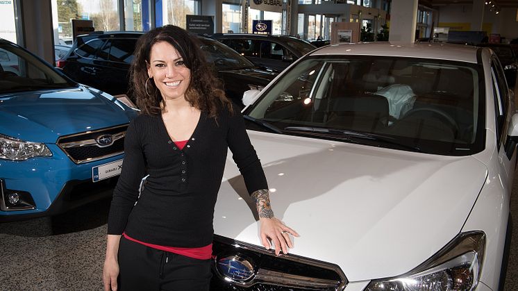 Nyrkkeilijä Eva Wahlström autoilee Subaru XV:llä.
