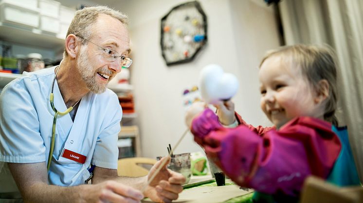 Jonas F Ludvigsson, professor i epidemiologi vid Karolinska Institutet samt överläkare i pediatrik vid Örebro universitetssjukhus.