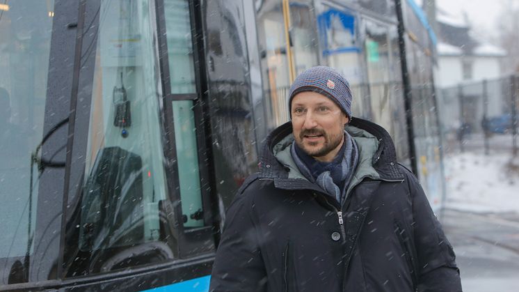 Kronprinsen besøker ansatte i Sporveien, på Holtet trikkebase, og får fremvist en av Oslos nye trikker