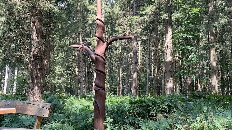 Das Wegekreuz ist etwa 4,5 Meter hoch und geschweißt und wiegt etwa 680 Kilogramm.