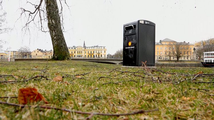 På bilden ses en av de större soptunnor kommunen har som signalerar när de behöver tömmas.