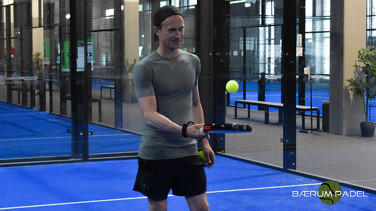 Fredrik Ask Stensrud er storfornøyd med både servicen og skjermene fra Hisense som er blitt levert til Bærum Padel. Foto: Nikoline Vang, Markedssjef i CBK Distribusjon AS.