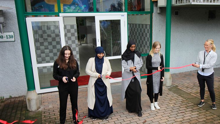 Bandklippning av Maria Spändbåge, Amal Abdallah, Asli Yussuf och Grace Lindström