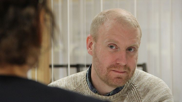 Innovationslänkens projektledare Jesper i lyssnar på studenternas tankar. 