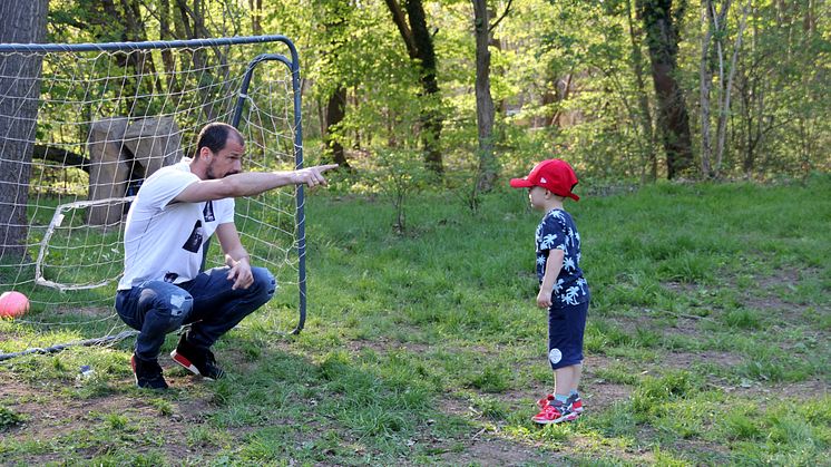 RB-Fußballer kicken im Kinderhospiz Bärenherz mit kleinen Fans um die Wette 