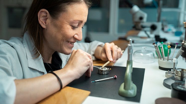 Dominique in ihrem Uhrenatelier, La Chaux-de-Fonds, Jura