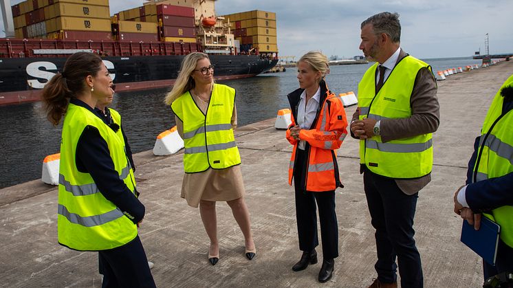 Kronprinsessan Victoria lyssnar Maria Hägg, ordförande i Helsingborgs hamn (M). På bild även stadsdirektör Carina Leffler.