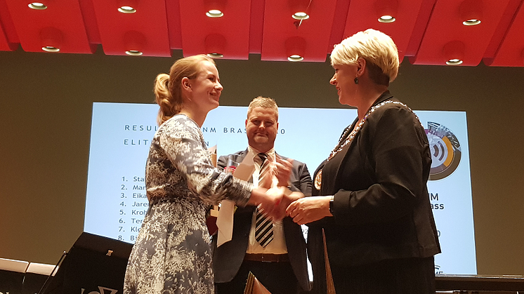Karina Vigdel fra Stavanger Brass Band mottar pris fra ordfører i Bergen kommune etter at korpset ble norgesmester 2020.