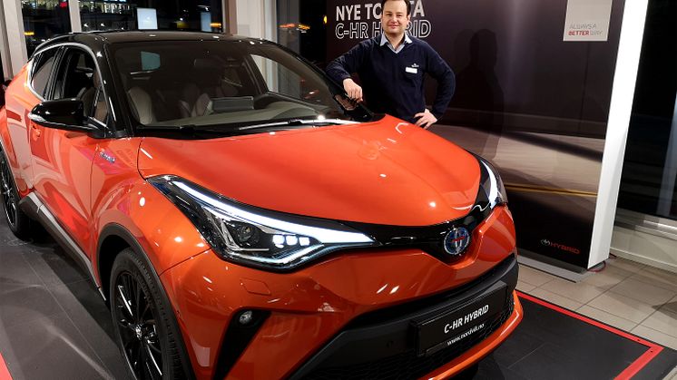 Klar for lansering: Dagfinn Eilertsen med nye Toyota C-HR som lanseres i Narvik denne uken. Foto: Nordvik AS.