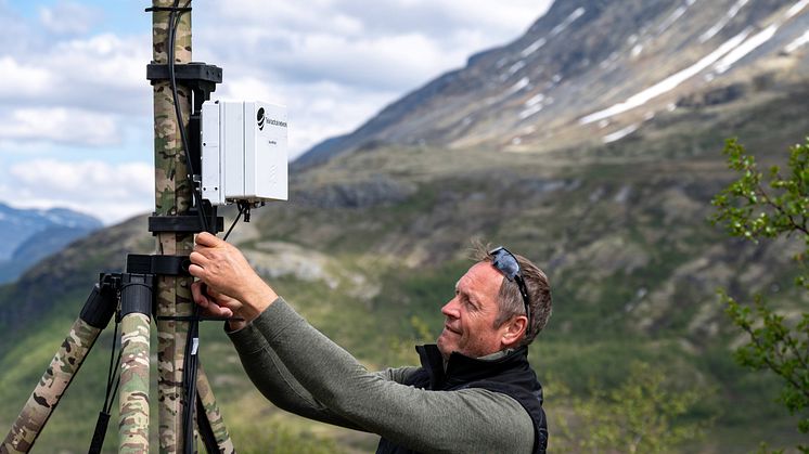 Helt ny type mobil basestasjon fra Telia Norge. Produktsjef for Enterprise Mobile Networks i Telia, Steinar Ulvøy, monterer den mobile basestasjonen under øvelse "UIendt 2024". Foto: Telia Norge