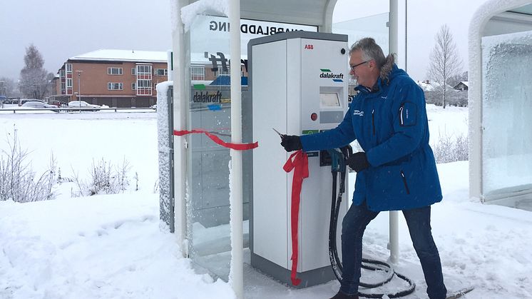 Mats Bengtsson, vd Dalakraft, klipper bandet på snabbladdningsstationen i Malung.