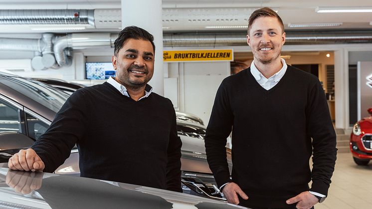 Ny bilforhandler: Daglig leder Daniel Rise (t.v) og Bilselger Magnus Svendsen (t.h) fra Nordvik CAR AS. Foto: Nordvik Gruppen AS / Drone Nord AS.