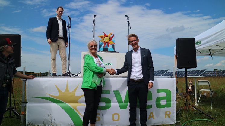 Anette Myrheim överlämnar vandringspriset till Erik Martinsson, VD Svea Solar (t.v) och Johan Fjelkner, bankchef Sparpanken Skåne (t.h)