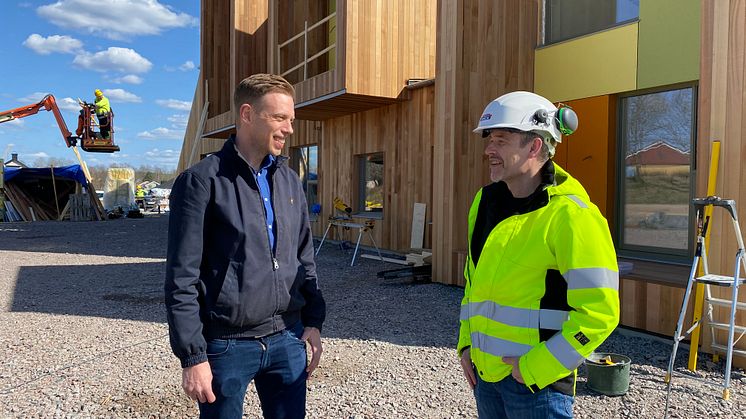 Tobias Johansson, projektchef på APP Properties och Niclas Couchér, projektchef på Gärahovs Bygg är nöjda med byggnationen på Hofs Park i Växjö. Snart är den första byggnaden inflyttningsklar.