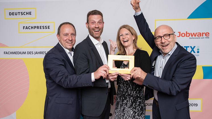 Günther Oster (Leitung Media Sales), Kerstin Holzhüter (Leitung Marketing), Günter Ruhe (Geschäftsführung) und André Gesellchen (Leitung Programm) nahmen den Award stellvertretend für das gesamte FeuerTrutz-Team entgegen. Foto: Deutsche Fachpresse