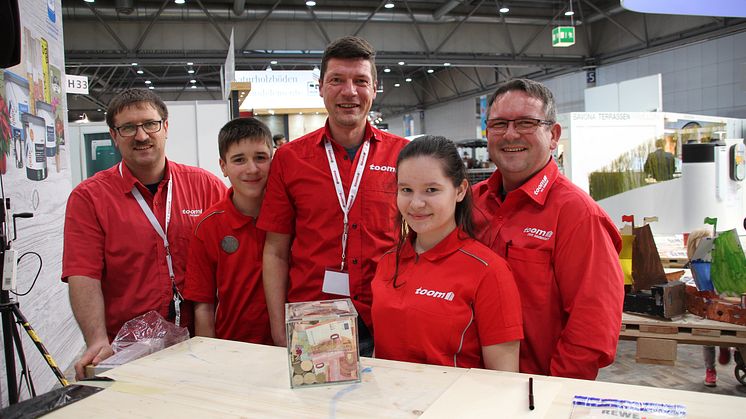 Toom Baumarkt unterstützt Bärenherz: Engagierter Einsatz auf der Messe Haus-Garten-Freizeit