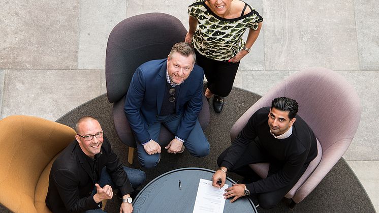 Matts Nyman och Eva Nyh Hederberg välkomnar Riccardo Penzo och Tajinder Singh till inkubatorn. 