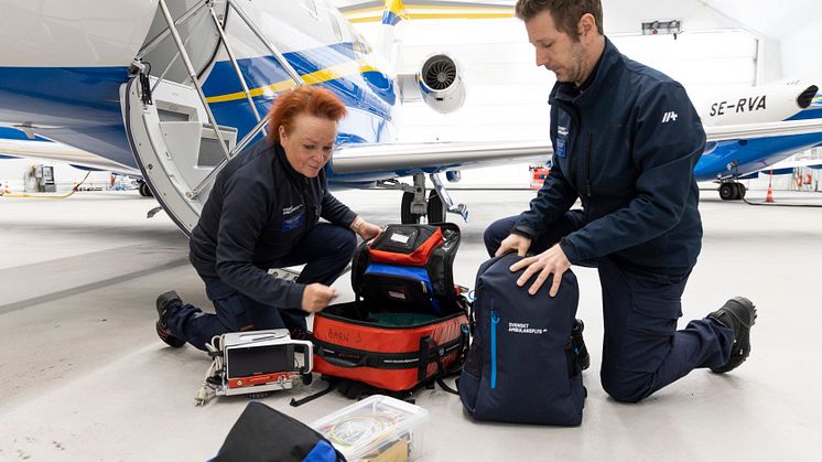 Mariell Renman och Mats Värnlund är båda Flight Nurse vid beredskapsbasen i Umeå och Region Västerbotten. Mariell Renman är hemmahörande i Region Västernorrland och Mats Värnlund i Region Västerbotten. Foto: Kommunalförbundet Svenskt Ambulansflyg