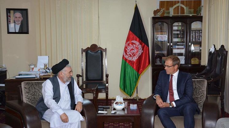 Flyktingminister Sayed Muhammad Hussain Alami Balkhi och ambassadör Anders Sjöberg. Det är oklart när bilden är tagen.