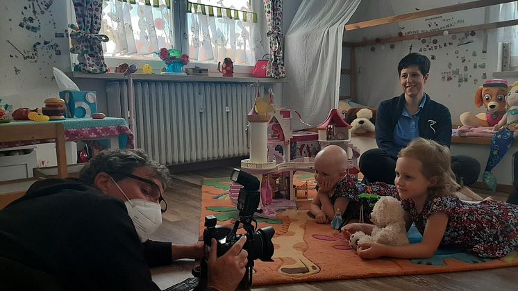 Fiona und ihre große Schwester Mina werden für die BILD-Zeitung fotografiert