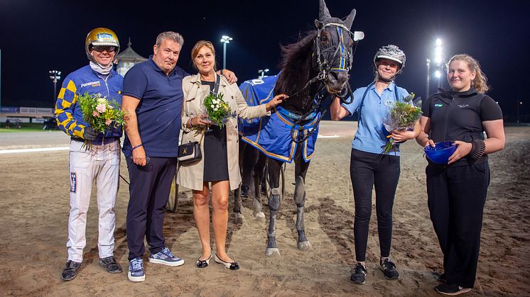 Björn Goop körde Coquaholy till seger vilket gladde delägarna Jens Glud och Marina Hansen. Foto: Mikael Rosenquist.