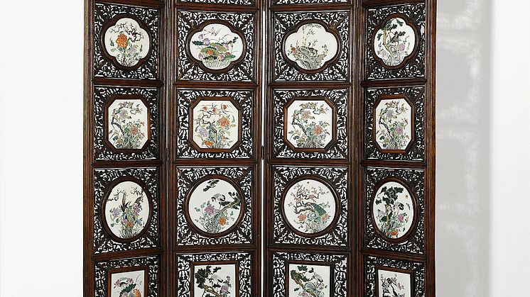 1120. A Four-Fold Floor Screen with Famille Rose Plaques Utrop: 200 000-300 000 SEK