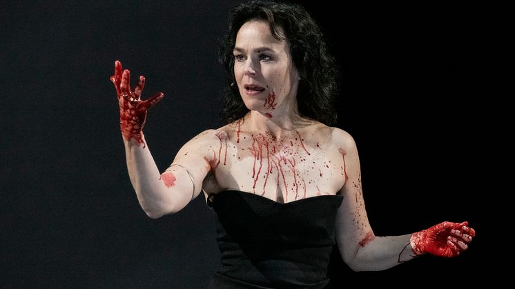 Gjertrud Jynge spelar Klytaimnestra, som drep mannen sin, og må bøte med livet sjølv. Foto: Erik Berg.