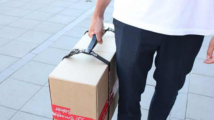 Med bærehåndtaket blir det lettere å bære med seg store pakker fra Posten.
