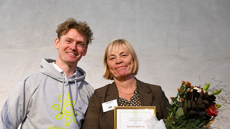 UNGiKÖR:s ordförande Edward Eklöf delar ut utmärkelsen Årets barn- och Ungdomskörledare 2023 till Ingrid Risberg