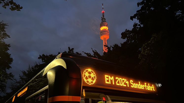 Beim EM-Halbfinale NED-ENG setzte DSW21 zur Erhöhung der Kapazität zusätzliche Pendelbusse ein.jpeg