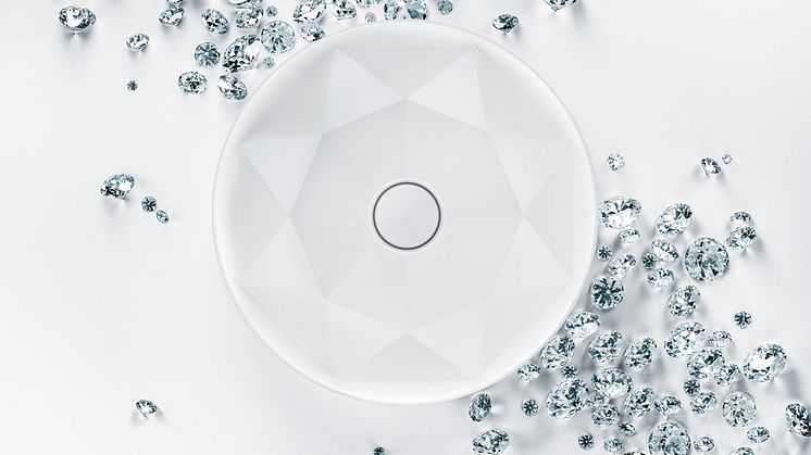 Octagon tvättställ med exakta vinklar, tunna sidor och fina fasetter, skapar ett imponerande uttryck med ett diamantliknande mönster.