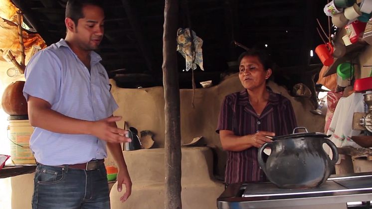 Via ett FN-godkänt projekt investeras pengarna från klimatkompensationen i nya och effektiva spisar som förbättrar inomhusmiljön för 490 familjer i Honduras.
