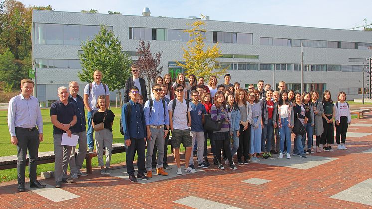 Neue internationale Studierende mit ihren Dozentinnen und Dozenten sowie den Mitarbeiterinnen und Mitarbeitern im International Office.