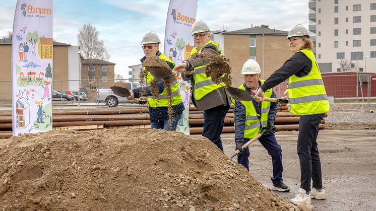 Från vänster: Marcus Wiklund från byggentreprenören Byggmästarna, kommunstyrelsens ordförande för Trosa Daniel Portnoff, blivande boende Rolf Sundberg, Riksbyggens vd Johanna Frelin. Fotograf Patrik Ekenblom.