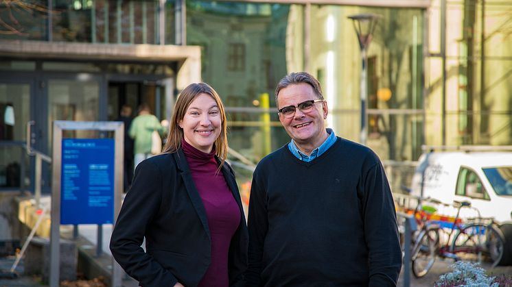Linnea Lindau och Mats Lundqvist firar 20 framgångsrika år för Chalmers entreprenörskola. ​Foto: Johan Bodell