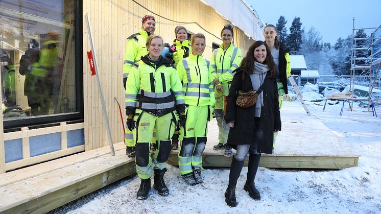 Märta Stenevi, språkrör Miljöpartiet och delar av det kvinnliga bygglaget för Villazero.  Foto: Daniel Elfving