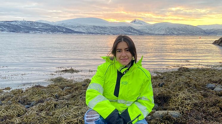 PhD student Sofía Hernández by the Akvaplan-niva marine research station (Photo: Laurids Nørskov Enevoldsen/Akvaplan-niva).